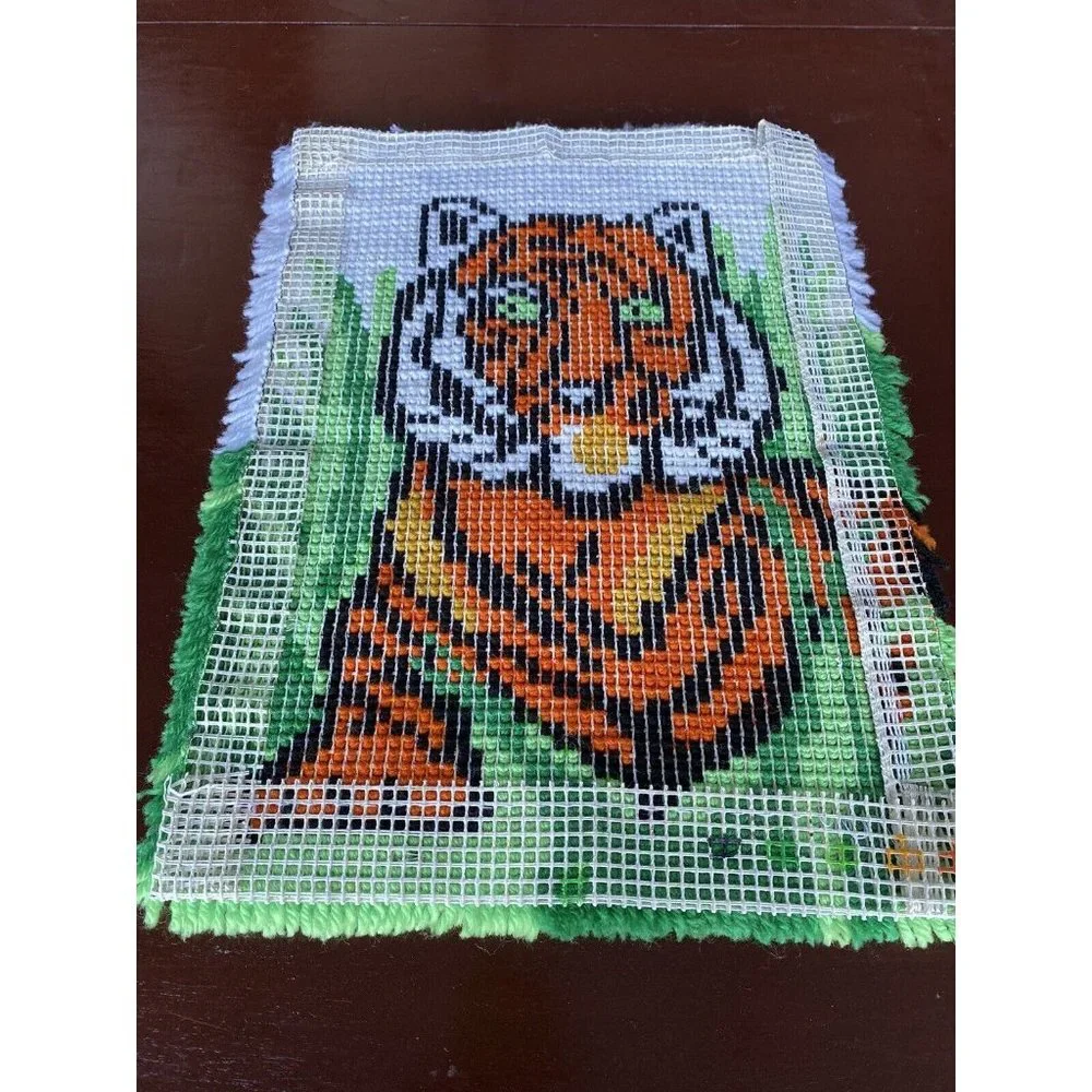 Vintage 70s MCM Handmade Tiger Latch Hook Yarn Wall Rug Tapestry Tiger 21” X 15”